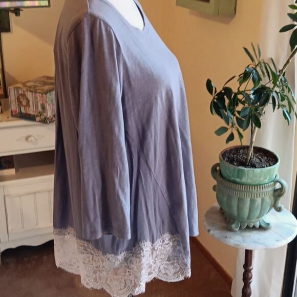 Logo Lori Goldstein Lavender  and Lace Top. - Picture 4 of 9